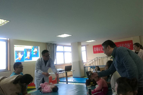 康复病房里的“家长学校”：大手牵小手 为爱一起走