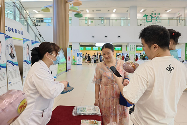 “夏日家庭小药箱你会准备吗？”  ——我院药事科开展专题用药咨询活动