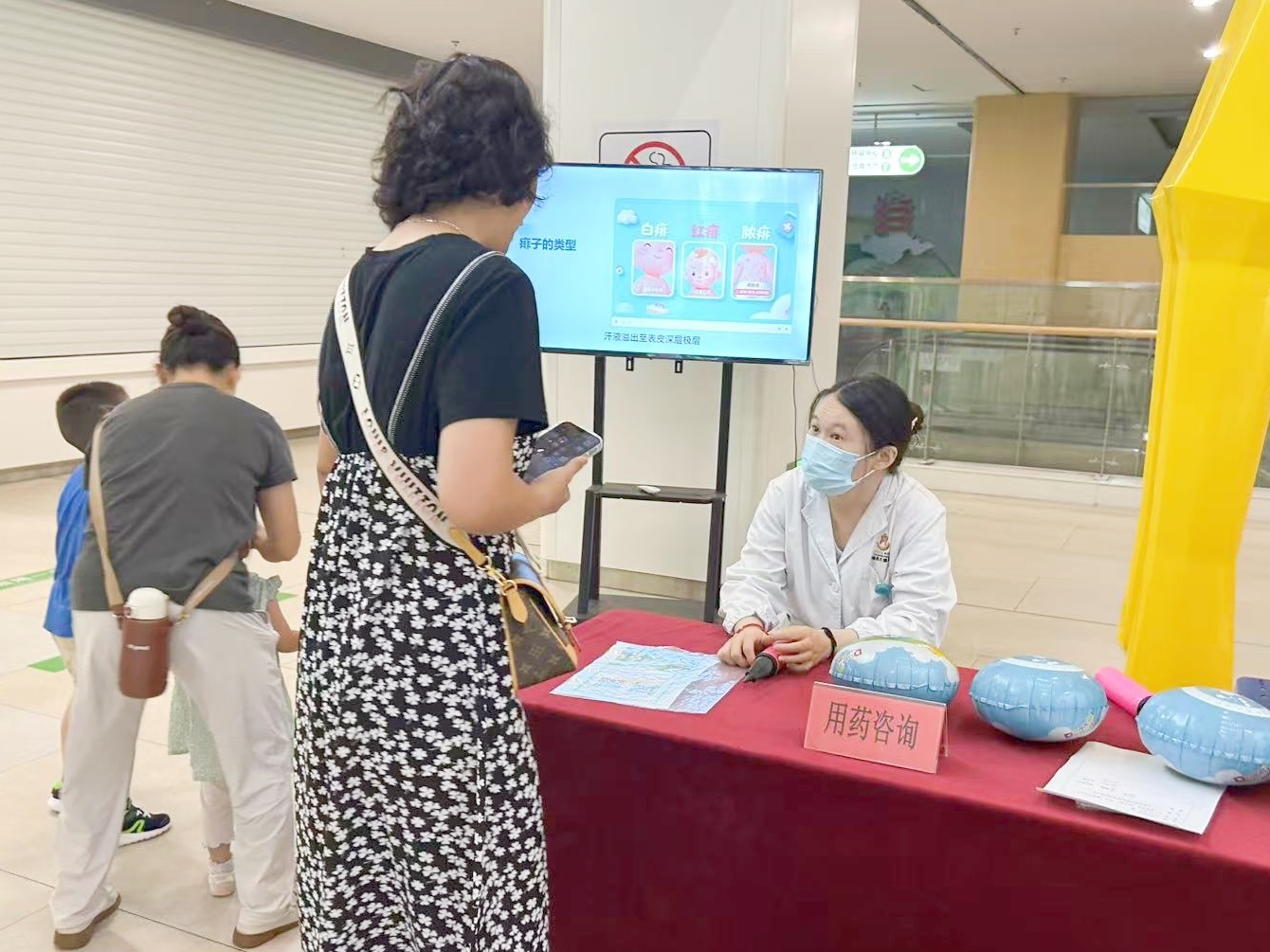 我院药事科开展“夏季皮肤‘保卫战’:痱子、湿疹怎么办?”专题用药咨询义诊活动
