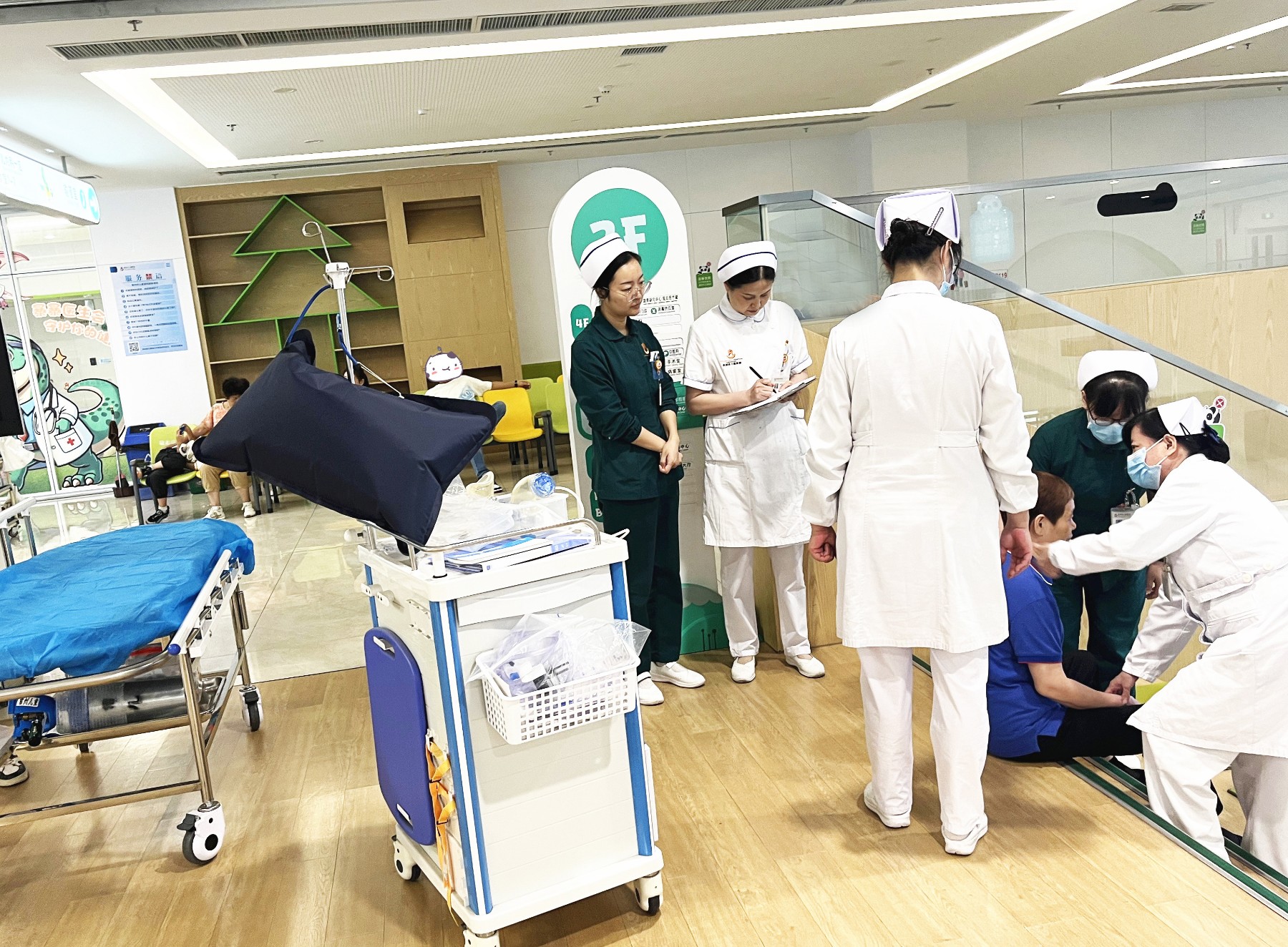 我院门诊大科护理团队“以演备战”,开展应急抢救专项督查